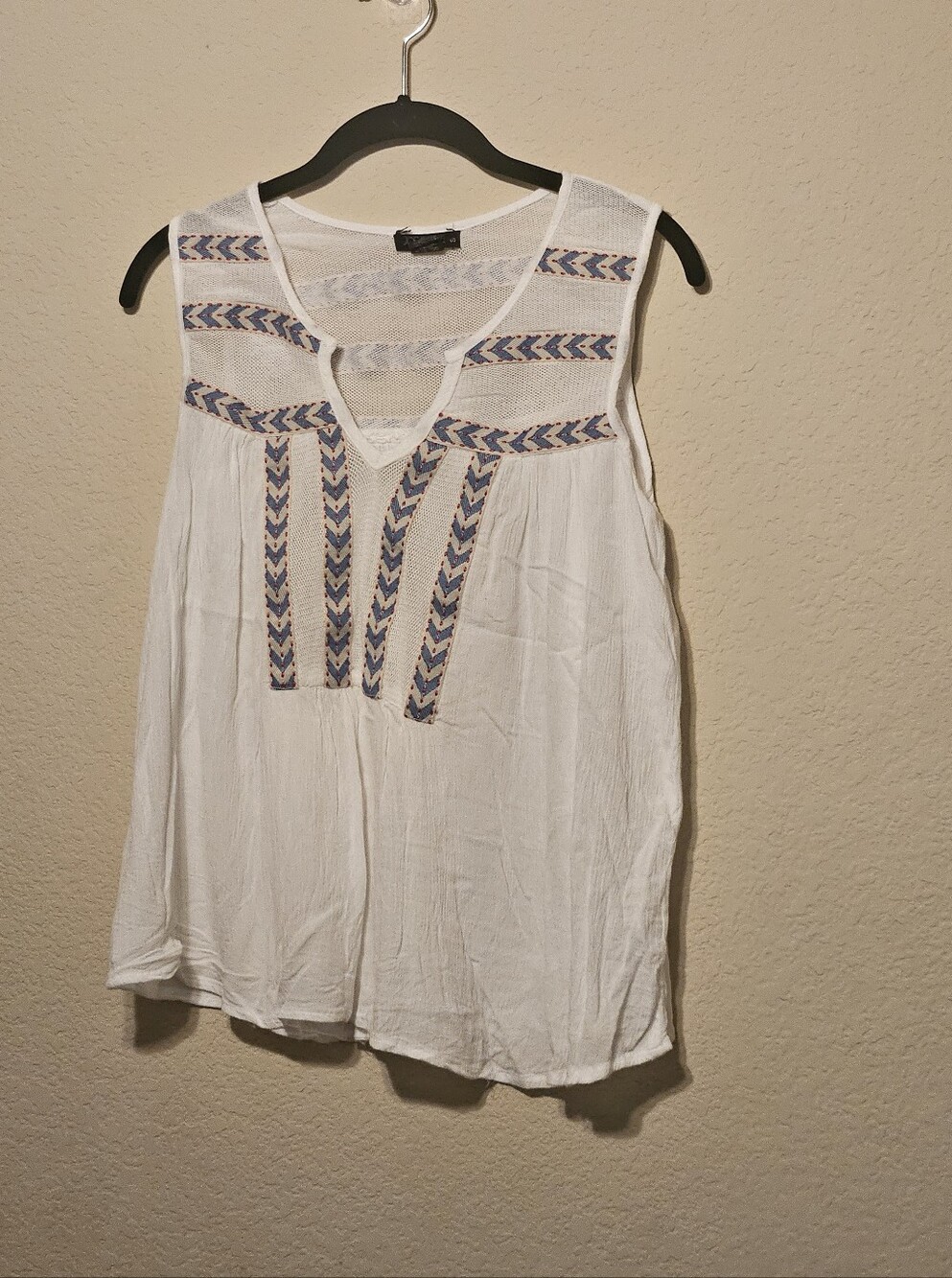 Joe & Elle Casual White Sleeveless Embroidered V-Neck Top Size S